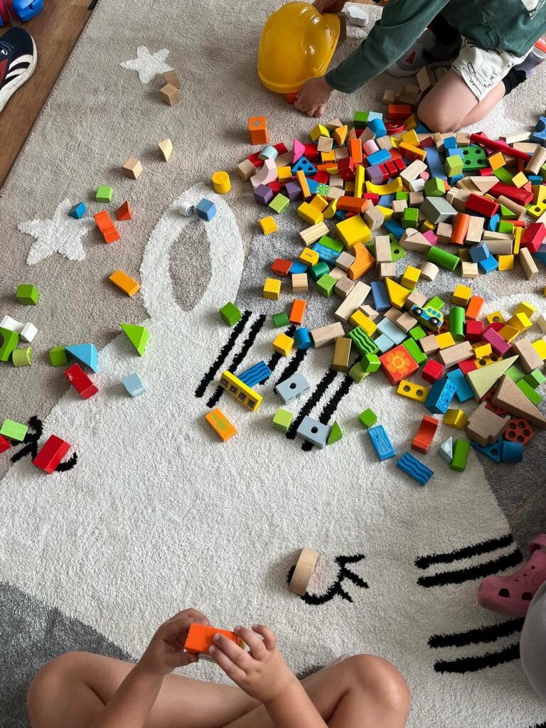 Dziecko podczas swobodnej zabawy klockami w przedszkolu Niebieska Przystań